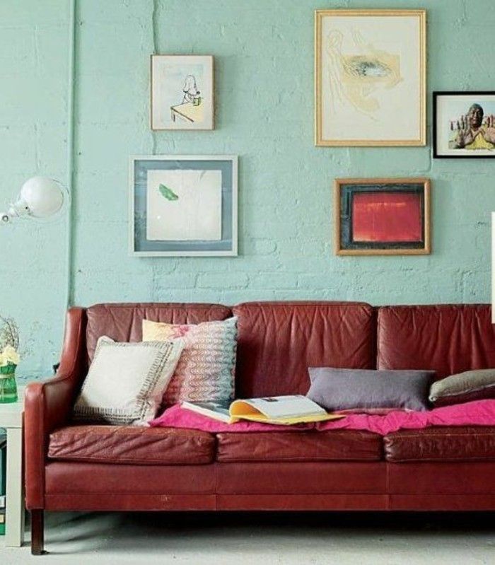 meninė schema interjero sienų vaizdų plytų siena mėtų spalvos raudona odinė sofa