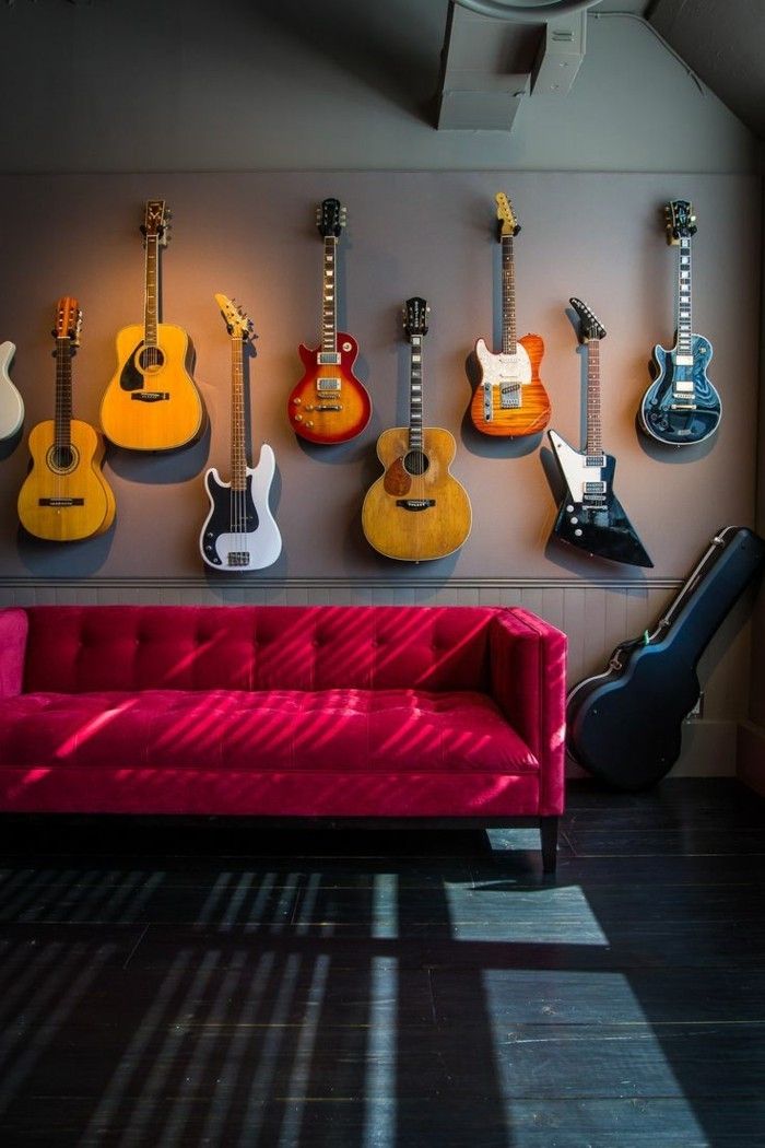 artis skjematisk interiør-mange gitar hengende-on-the-wall-enkelt-modell rød sofa
