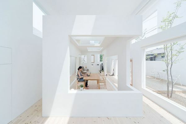 Beyaz oturma odasında çarpıcı minimalist mimarisi