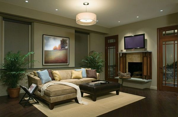 salon z ładną sofą i dwiema zielonymi roślinami po obu stronach