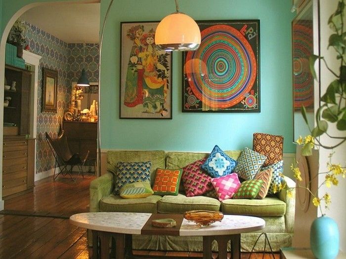 attraktiv vegg design mange fargerike puter-on-the-sofa