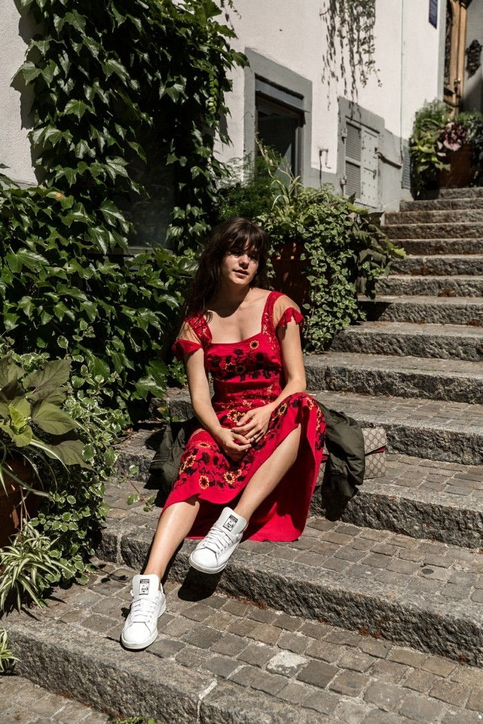 växt attraktiva look-fuer röda klänning-sneakers-in-vit-och-lös Klädd Summer trappegen grön-