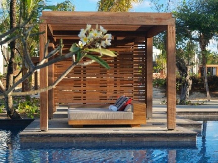 atraktívny design-of-pergolou-of-drevo-by-a-elegantným bazénom