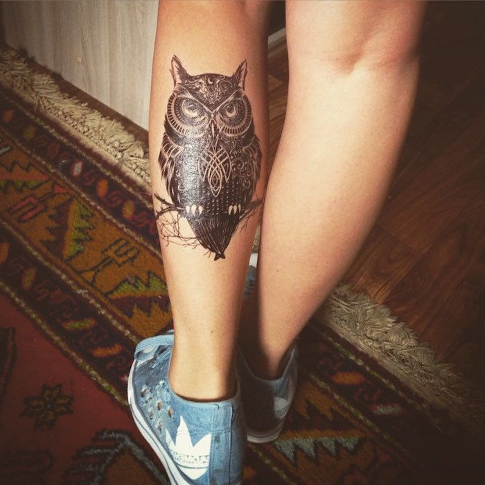 tai viena iš mūsų idėjų apie pelėdos tatuiruotę - šiek tiek juodos pelėdos ir vienos kojos šaka
