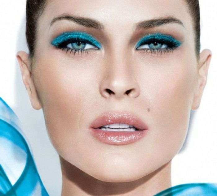 očný make-up manuálny-modro-ceruzka-Eiskoenigin look-s-svetlo ružová-pery-tmavovláska