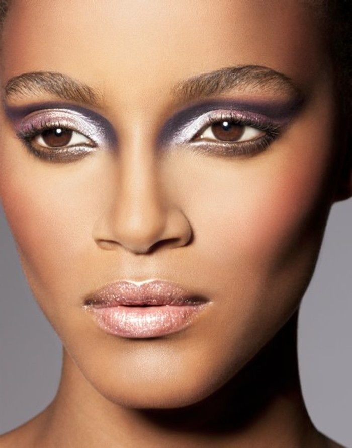 make-up senčilo vijolične barve, lipgloss-rosa model