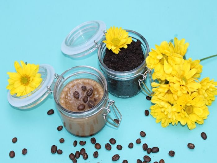 Pürüzsüz bir cilt için kırışıklık karşıtı göz kremi, kahve telvesi ile krem, kahve çekirdekleri, sarı çiçekler