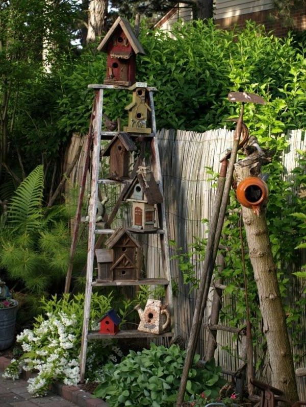 mooie tuindecoratie die een houten trap creëert