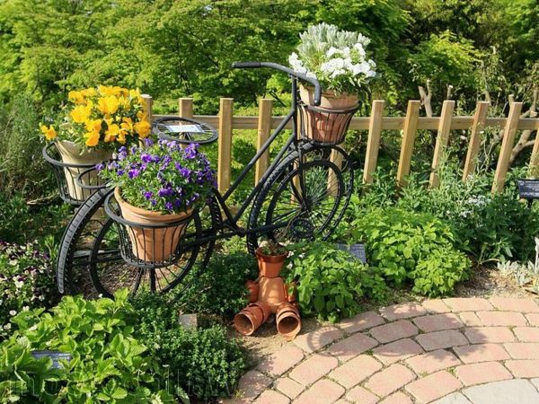mooie tuindecoratie - een vintage fiets met bloemen