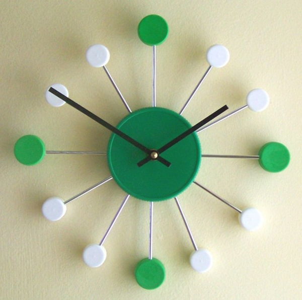 išgalvotas sieninis laikrodis-žalia ir balta - maži rutuliai