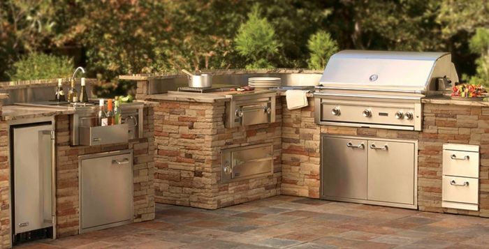 Cucina per barbecue con rivestimento in pietra naturale nel giardino