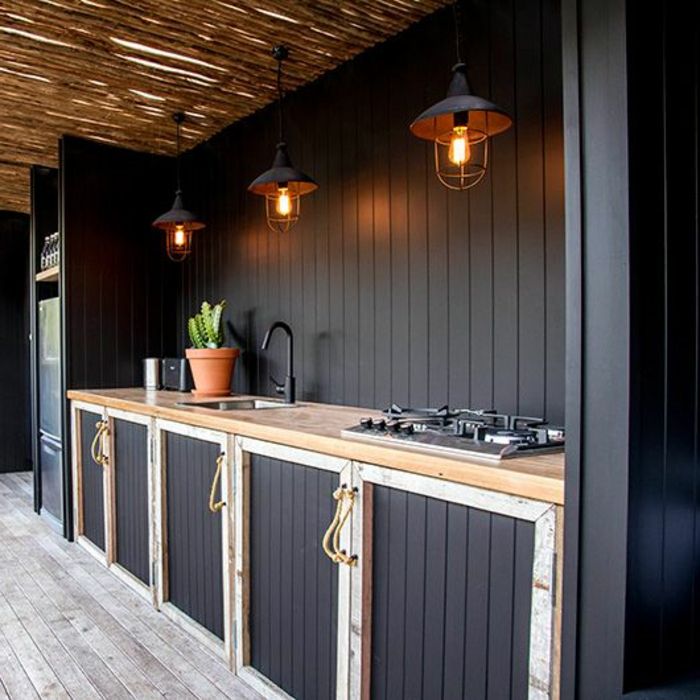 svart designet utendørs kjøkken i industriell stil