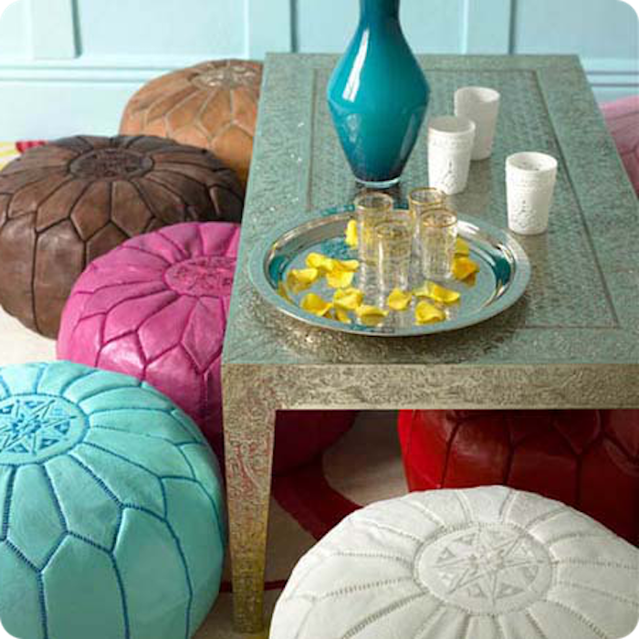 podłoga poduszka pomysł kolorowe przebranie turkusowy cyklamen brązowy biały wazon na stole