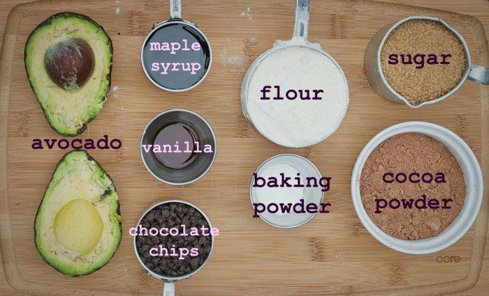 avocado pe frotiu de pâine sau rețetă pentru desert de gustare cu avocado preparați făină de zahăr din vanilie cacao avocado