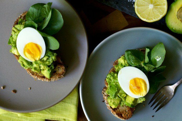 avocado pentru idei de mic dejun carbohidrati grasimi si proteine ​​in fiecare masa ingera in oua fierte prajite avocado