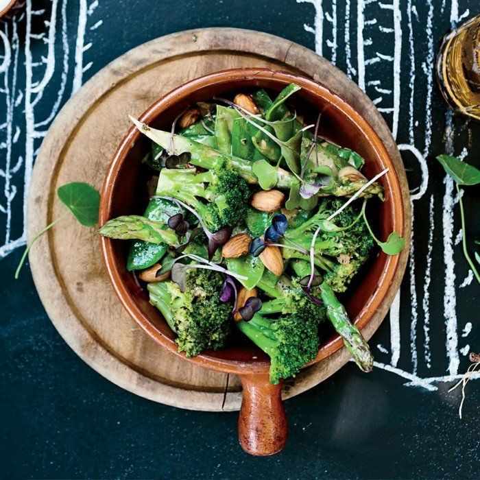 avocado reteta sa se bucure de salata cu broccoli rucola nuci salata verde in castron sparanghel flori fasole