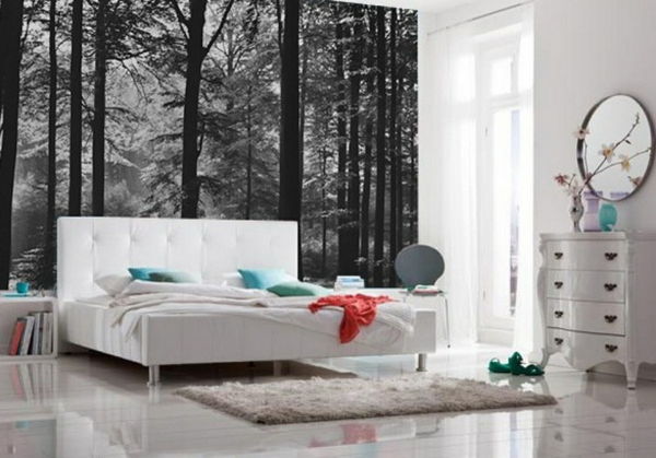 Biela posteľ a tapety ako les v spálni