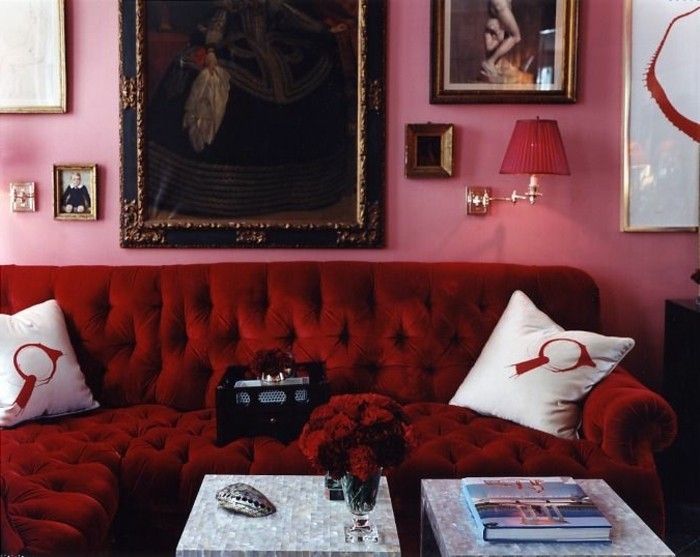 Bohemian interiør røde veggmalerier Stilig sofa rød pute
