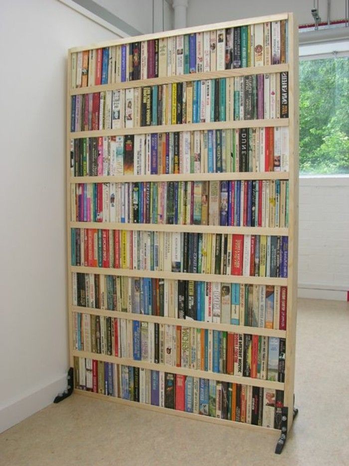 böcker hylla-rumsavdelare partition-shelf-hyllor-as-raumteielr-partition-shelf-trä hylla-heltäckningsmatta-vit-väggar