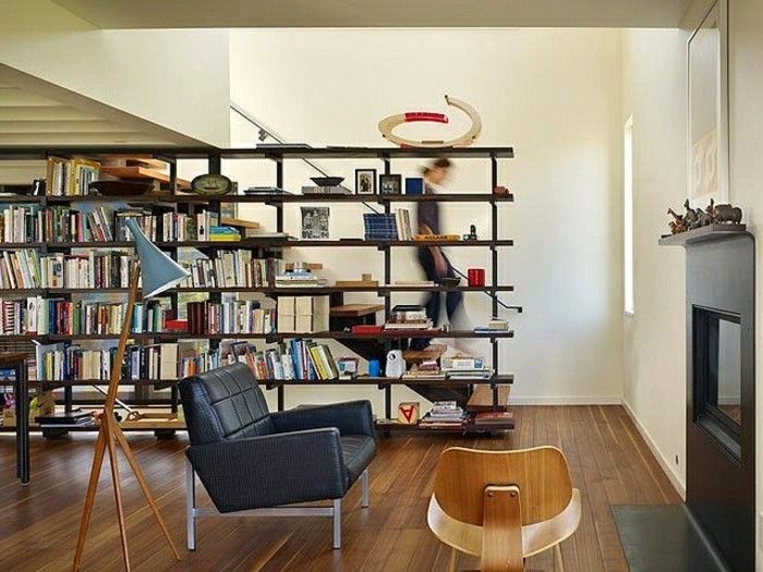 books shelf-scheidingswand-partitie-partitie-shelf-planken-as-a scheidingswand-ruimte in de rekken trenner-trap-houten vloer-haard-Stehlampe-ledestuhl-houten stoel