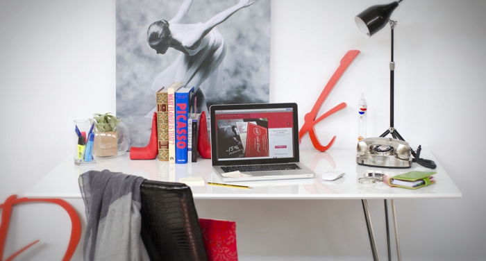birou alb, balerină imagine pe perete, cărți groase, lampă de nuntă de epocă și telefon, laptop