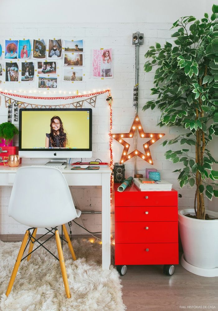 sală de lucru colorată, birou alb și sertar roșu luminos, planta mare verde, fotografii pe perete, stea strălucitoare