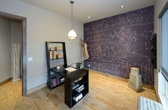 Idei de studiu, decor minimalist, perete în tablă de culoare, mobilier negru, cutii de pe podea