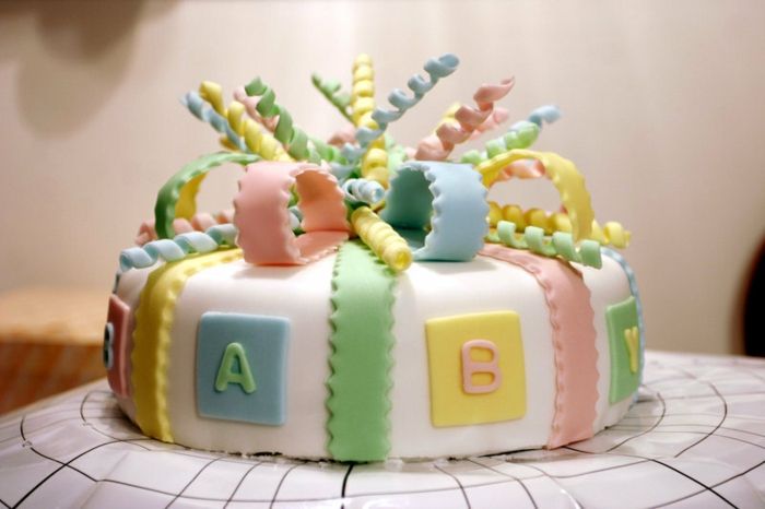 baby-tort-frumos-colorat model