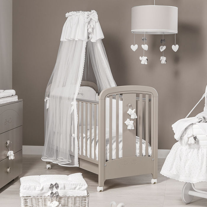 Kūdikių lovelė su baltu dangumi ir mobili, medinė lova su ratukais, dekoro idėjos
