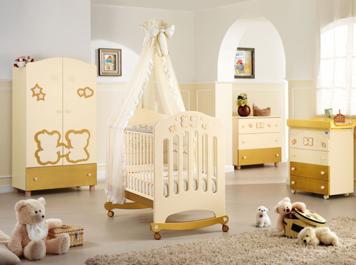 Kūdikių kambarys geltonai mergaitėms ir berniukams, lova su baldakimu su ratukais, linksmai lokys, mediniai baldai