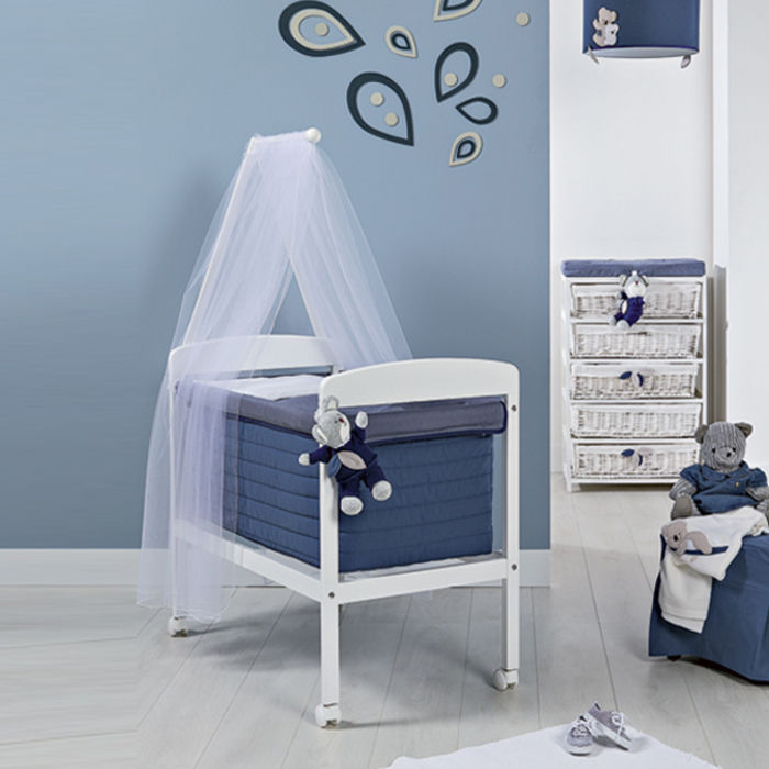 Vaikų kambario berniukams mėlyna ir balta, baldakojis lova su ratukais, jaukus lokys