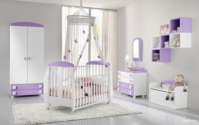 Balta ir violetinė kūdikio kambarys, lovos baldaktis su drugeliais, mediniai baldai, idėjos mergaičių kambariams