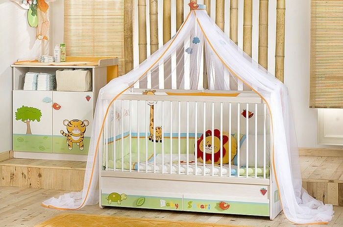 Kūdikių kambarys šviežiomis spalvomis, mieli gyvūnai, kaip apdaila, lova su baldakimu, dekoro idėjos