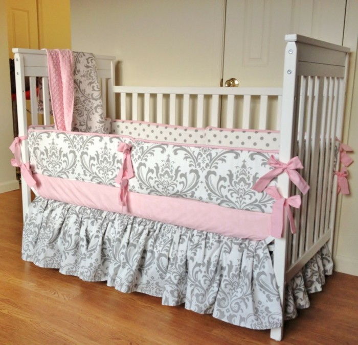 otroška posteljica-belo fino perilo-v-sivo-in-roza