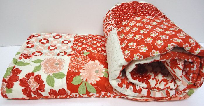 Patchwork pătură în culorile alb, roz și roșu, cu model de floare foarte cuddly