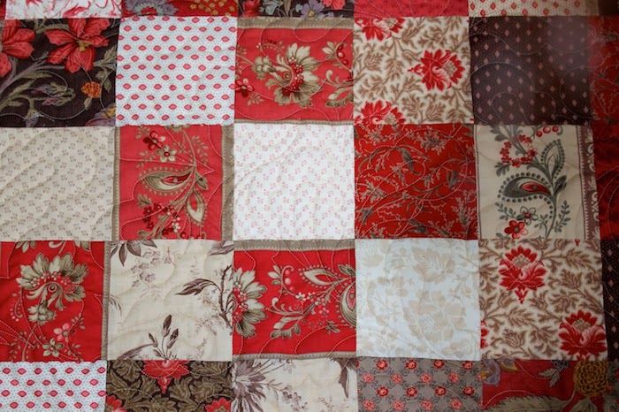 Patchwork teppe i rød, hvit og beige farger - vintage blomstermønster