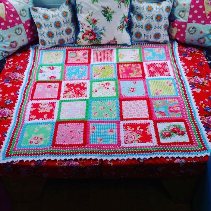 Crochê e costurar cobertor de patchwork - peças com motivos florais e motivos abstratos