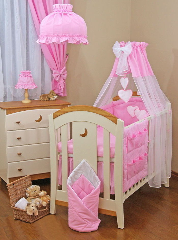 Vaikų kambarys mergaitėms rožinės ir smėlio spalvos, baldakčio lovos su juostele ir širdimis, smulkiais įdaru