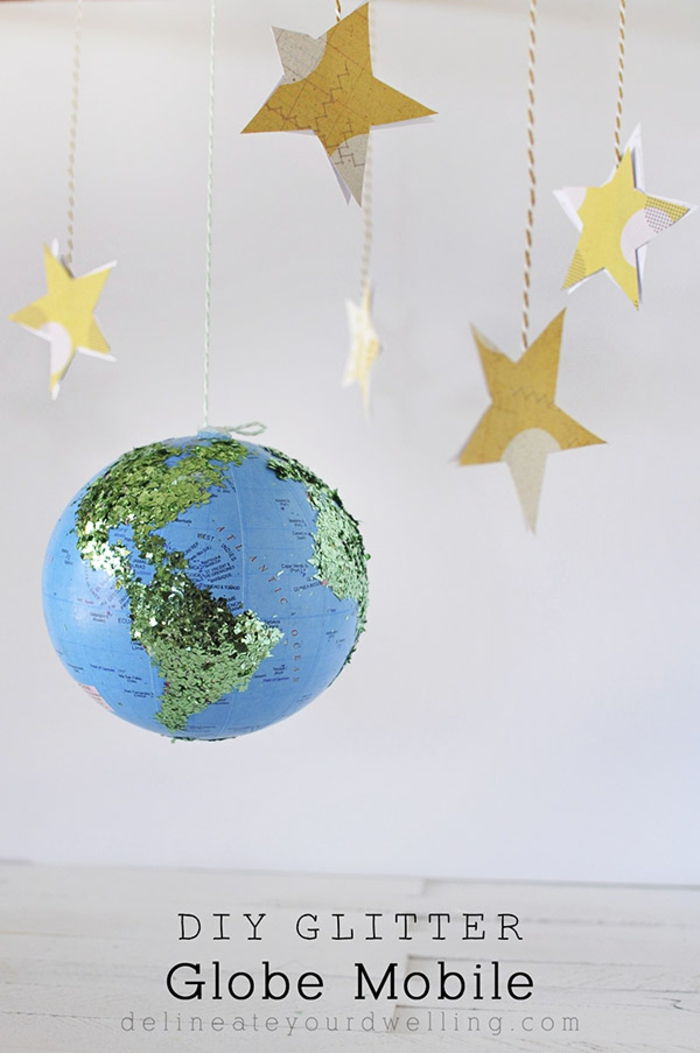 Domače Mobile, rumene zvezde iz papirja in globusa, okrašene s bleščicami, lepo darilo za otroka