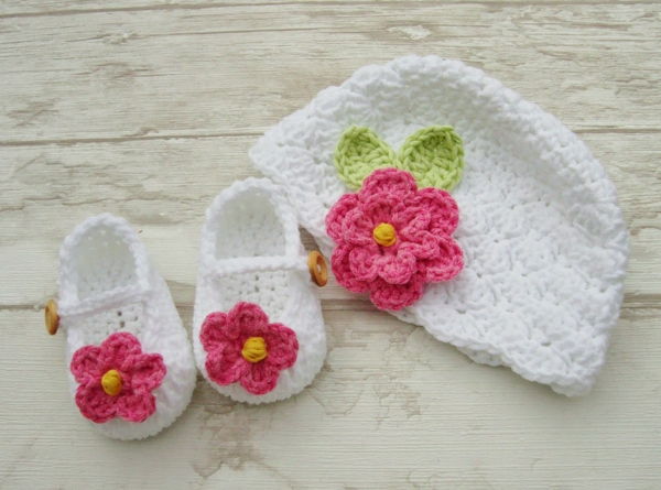 Kūdikių dangtelis Mezgimas-balta-kūdikių bateliai Mezgimas su rožinės spalvos-flowers-