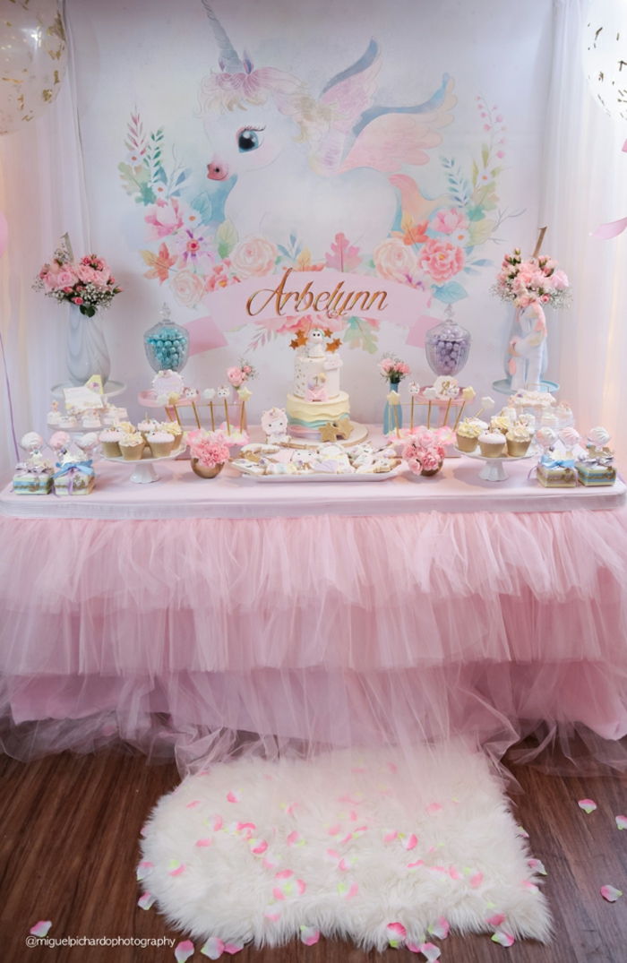 Baby tuš za dekleta, luštna unicorn na steni, miza z roza odejo, veliko cupcakes in pikant, dva velika šopki