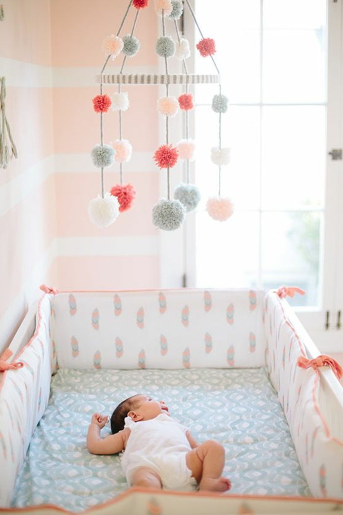Bebek odası gri pembe oyuncak üzerinde uçan bebek renkli kürk topları deco uyku bebek