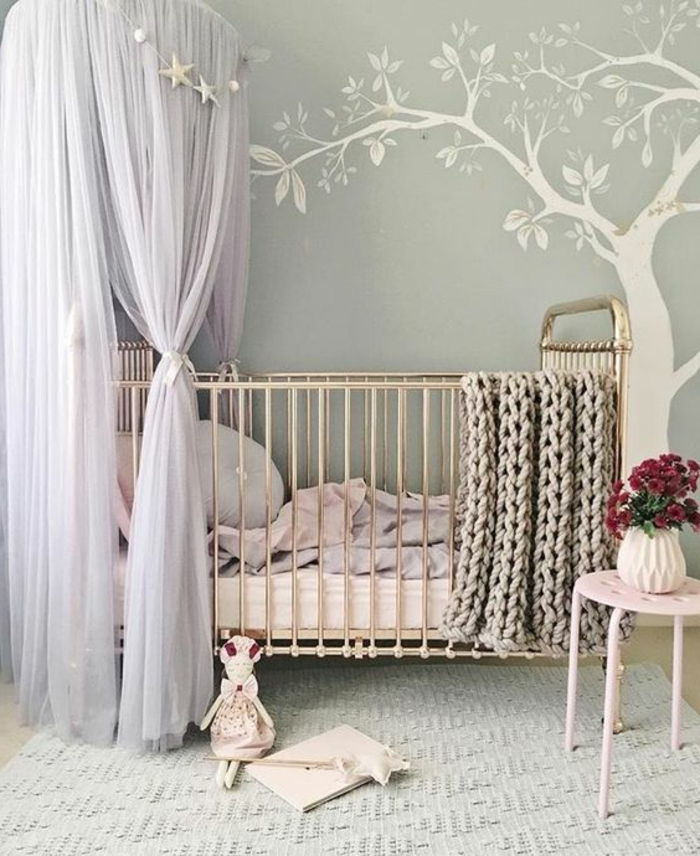 Bebek odası gri pembe tasarım fikirleri örme battaniye ağacı duvar dekor yatak örtüsü üzerinde perdeler