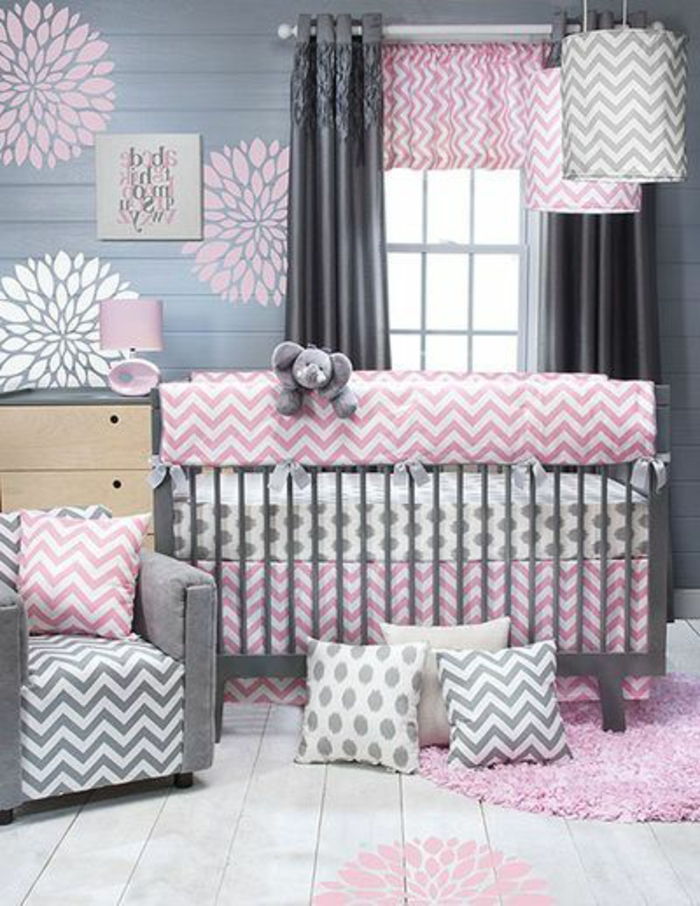 Bebek odası kız gri pembe beyaz renkler odasında bebek karyolası yastık tasarım çiçekler duvar dekorasyon fil