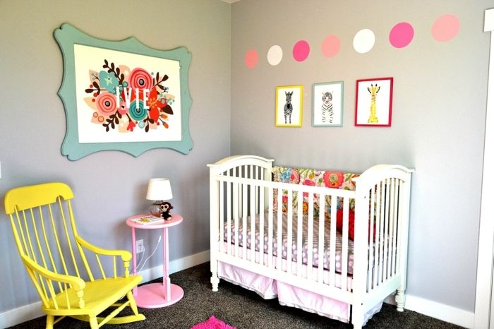 Bebek odası kız basit tasarım harika dekorasyon renkli resim renkli noktalar resimler noktalı duvar sarı koltuk