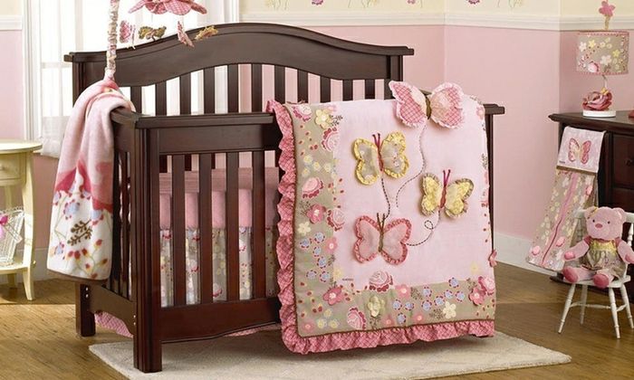 Bebek odası kız kahverengi bebek karyolası ahşap pembe battaniye kelebekler dekorasyon battaniye dikmek kendinizi