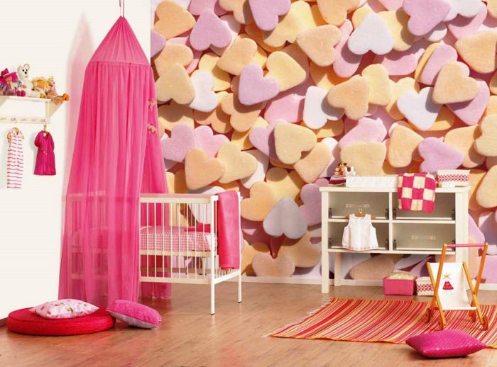 bebek odası kız kalpleri ile dekorasyon siklamen renk yatak yastık kalp bebek giysileri duvarda
