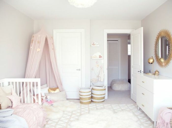 beyaz renk iç tasarım kreş odasında bebek odası kız ince basit tasarım