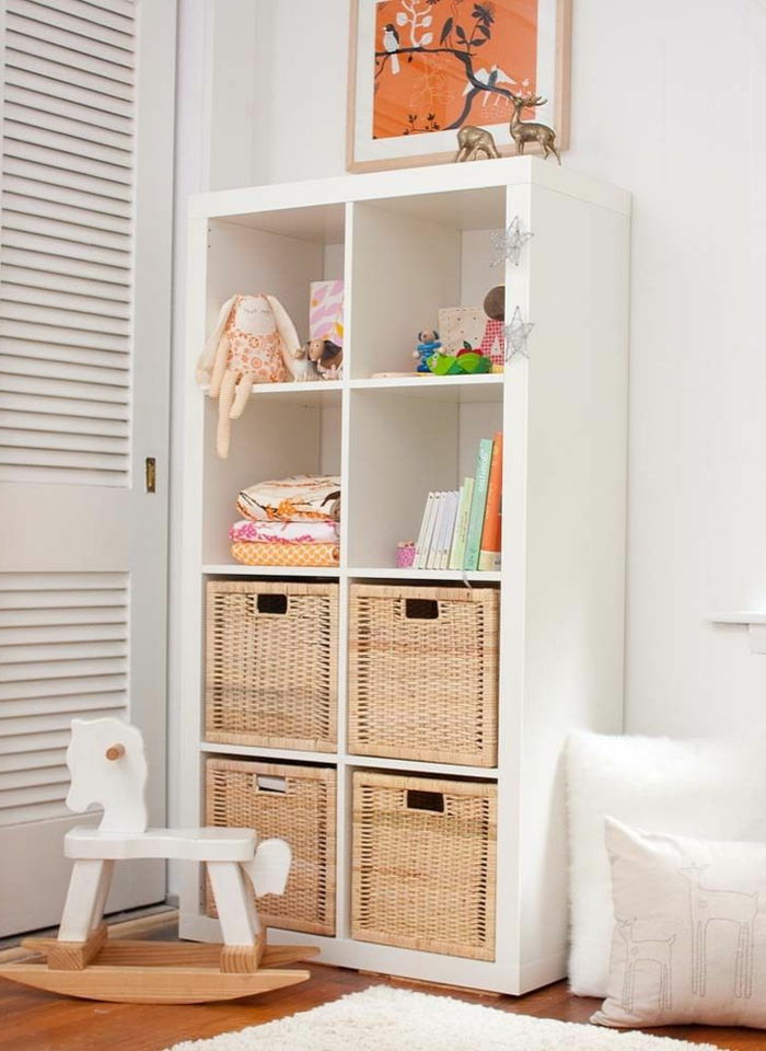 babyroom-design-praktično-belo-omara-s-polic