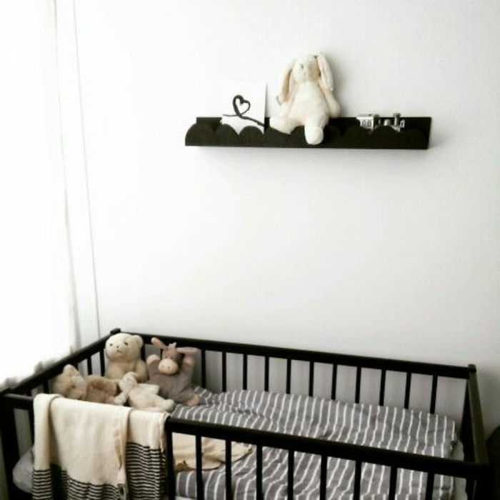 babyroom-dizajn črno-police-on-the-belo steno-on-the-otroška posteljica